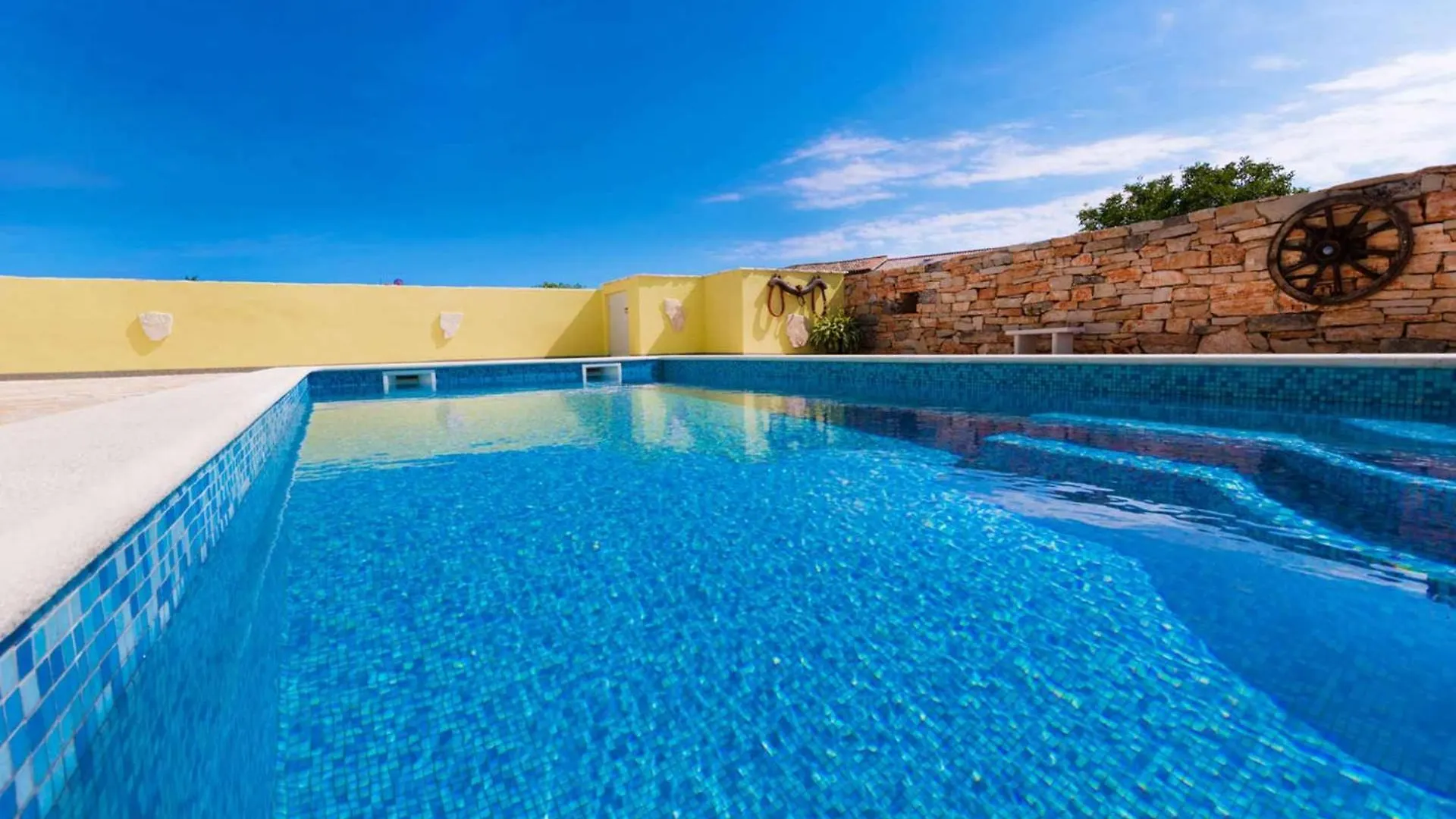 Σπίτι διακοπών Villa Roža, a beautiful villa with pool close to the beach Krmed Κροατία