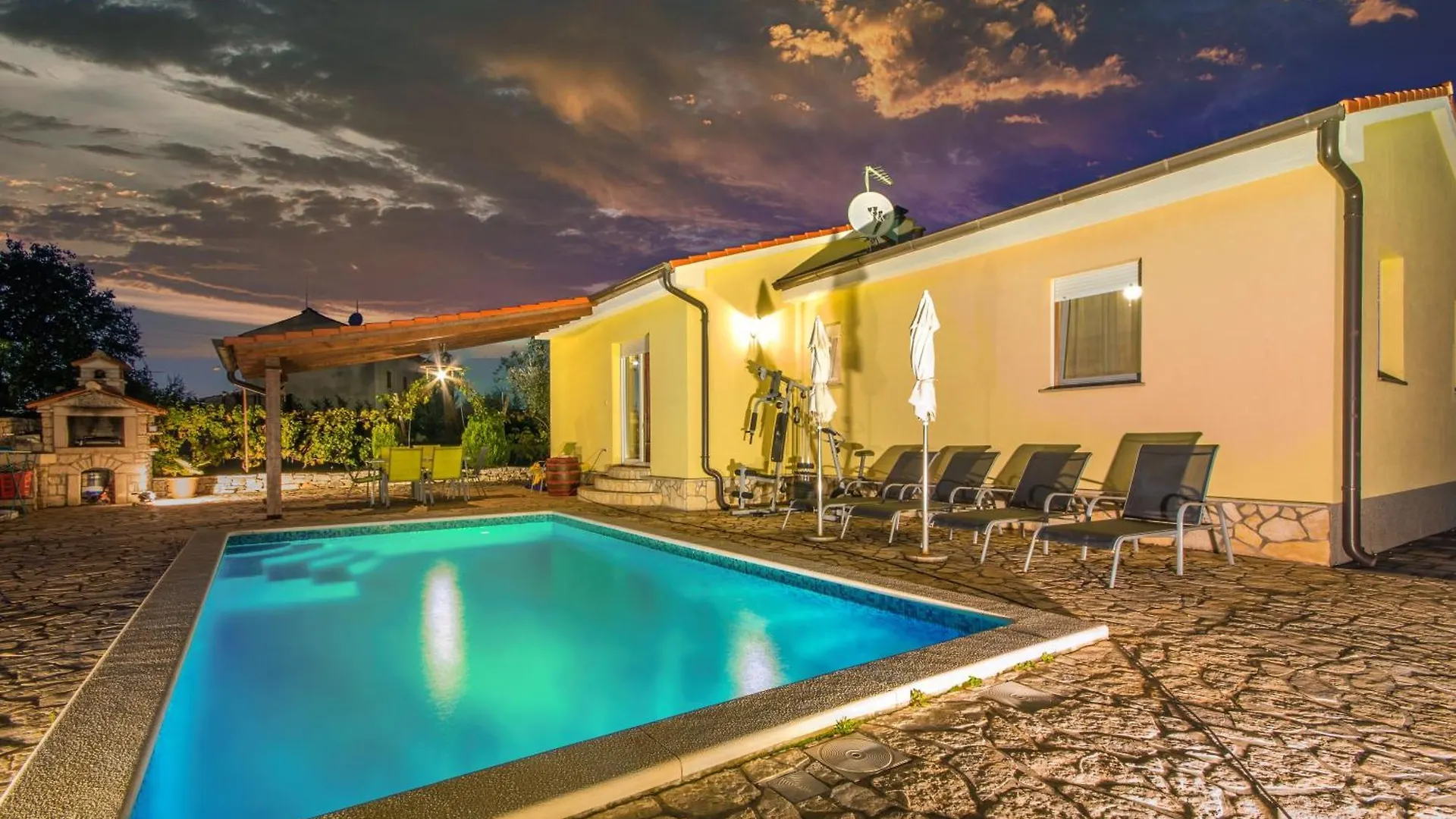 Σπίτι διακοπών Villa Roža, a beautiful villa with pool close to the beach Krmed