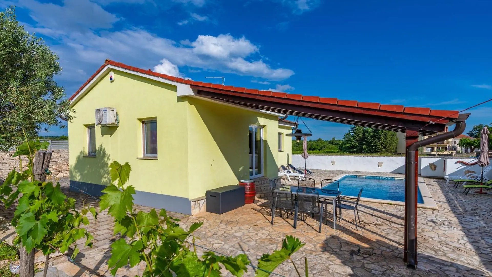 Σπίτι διακοπών Villa Roža, a beautiful villa with pool close to the beach Krmed