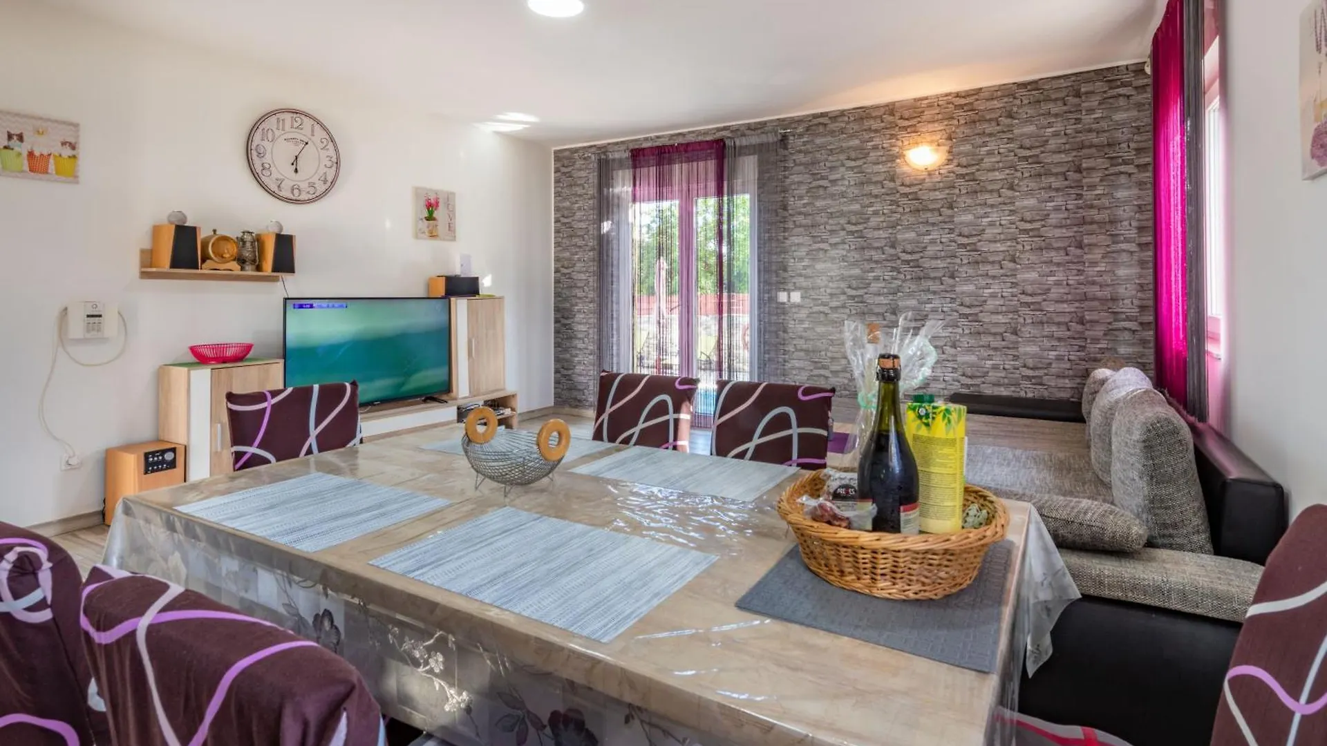 Σπίτι διακοπών Villa Roža, a beautiful villa with pool close to the beach Krmed